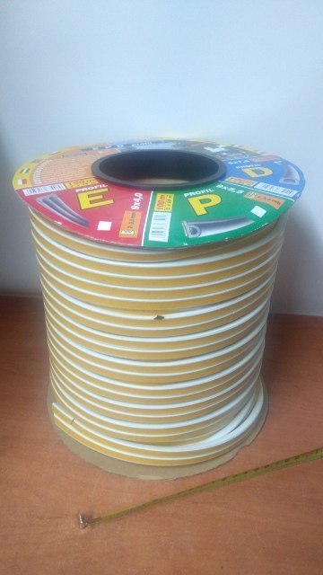 Uszczelka do okien i drzwi profil ''D'' 150m biała Uszczelka do okien i drzwi profil ''D'' 150m biała